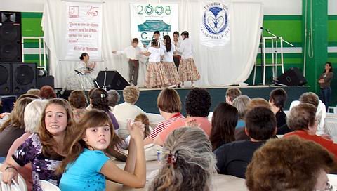 Los asistentes tuvieron una tarde diferente y a su vez ayudaron a dos establecimientos.