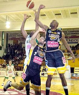 Dos a uno, así fue la defensa aurinegra sobre Unión en el cuarto final.