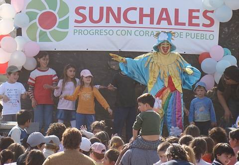 Rayito de sol, captando la atención de los chicos presentes.