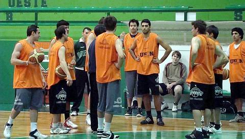 El entrenamiento tuvo asistencia perfecta, sólo restando el arribo de Sucre (Foto: Gentileza Sunchalesbasket.com)