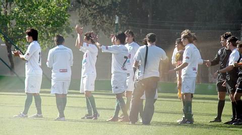 Los jugadores albiverdes saludan al terminar el encuentro por el tercer puesto.