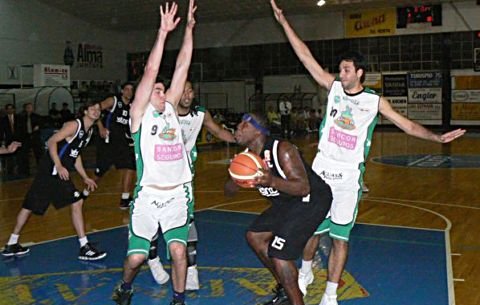 Clifton, imparable en las ofensivas locales, sumó 28 puntos y volcó la balanza para los esperancinos (Foto: HG para edxdsport).
