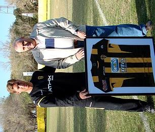 Cristian Cipolatti, ex jugador, recibió el reconocimiento de la dirigencia a su trayectoria (Foto: Gentileza Daniel Ponce).