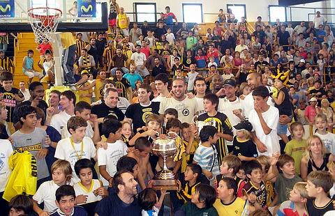 Una de las postales más esperadas en esta década: el festejo del primer título de Liga Nacional, con El Hogar de fondo.