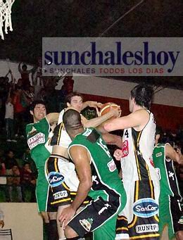 Saglietti intenta penetrar. Así fueron las ofensivas visitantes, enredadas y con muchas camisetas verdes rondando.