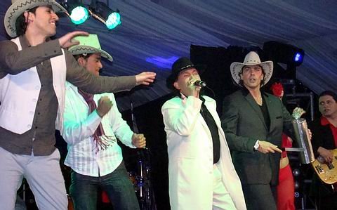 Antonio Ríos le puso calor a la noche junto a las estrellas de la farándula presentes. Antonio Ríos le puso calor a la noche junto a las estrellas de la farándula presentes.