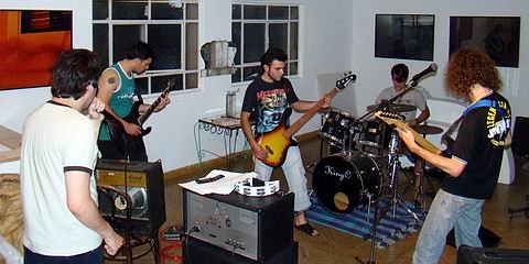 Los chicos de Evil... en pleno ensayo, preparándose para su presentación de esta noche.