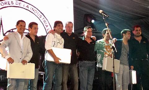 Los Nocheros, agradecidos con la gente de Atilra, que les hicieron importantes obsequios.