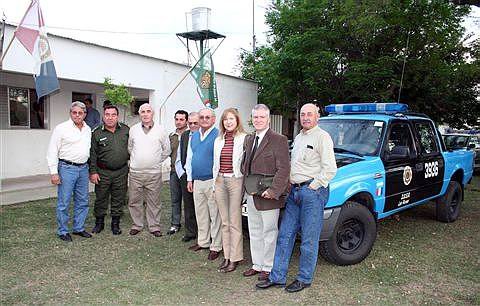 Funcionarios, posan frente al flamante móvil (Prensa municipalidad).