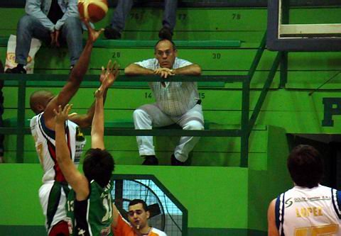 Miller lanza superando la marca. Fue el que le dio esperanza en la remontada del segundo cuarto a la visita.
