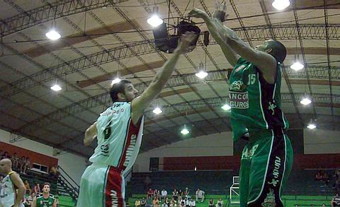 Sucre acaba de lanzar la bola para sumar dos de sus 17 puntos, ratificando su buen andar, en sintonía con el equipo.