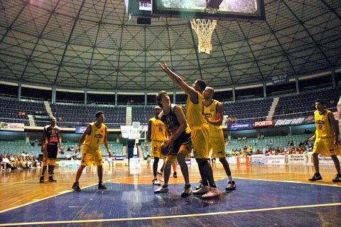 Landoni intenta convertir en la zona pintada. El juvenil anotó 14 puntos (Foto: Diego Rosso).