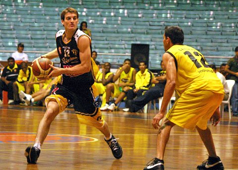 Marcos Saglietti jugó 29 minutos, aportó 6 puntos y 5 asistencias (Foto: Diego Rosso).