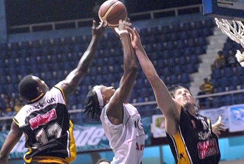 Markson y Pelussi luchan en lo alto por la pelota (Foto: José Alvarado/EL UNIVERSO).
