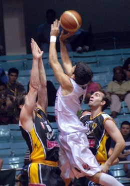 Pelussi intenta bloquear el ataque rival, atrás Oroná es testigo de la acción (Foto: Cortesía/EL UNIVERSO).