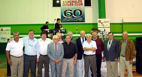 Directivos actuales y anteriores del Cicles, reunidos en la foto grupal.