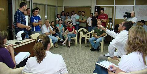 Horacio Bertoglio intenta explicar su postura a los vecinos.