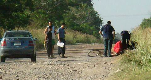 Los agentes, realizando las constataciones en el lugar (Foto: María José Beccaria).