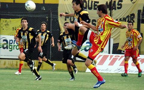 Donatti rechaza. El ex Libertad fue de lo más firme en la defensa visitante.