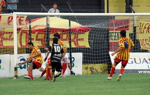 Sobre el final, los aurinegros tuvieron varias chances pero no claridad para convertir.