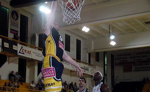 Pelussi fue clave en el primer cuarto, aportando la cuota de entrega habitual.