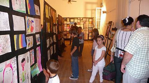 Los dibujos, expuestos en el hall de ingreso (Foto: Prensa municipalidad).