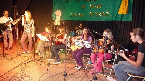 Las alumnas, sobre el escenario (Foto: Prensa municipalidad).