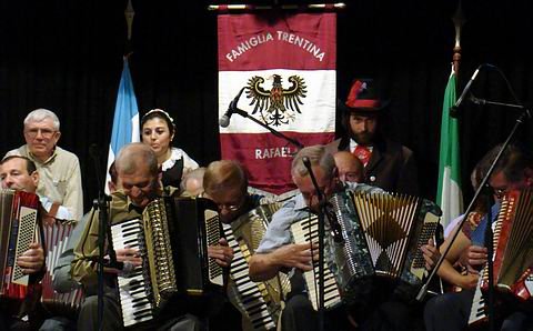 Una parte de la orquesta de Trentinos, actuando en Amigos del Arte.