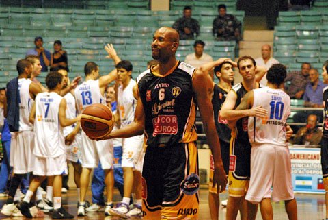 Terminó el partido y Osborne no lo puede creer. Sucatzky acaba de convertir el triple que le dio la victoria a Minas sobre Libertad (Foto: Diego Rosso).