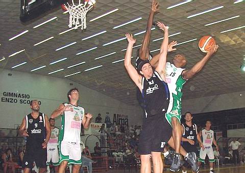 Robinson aportó 7 puntos en su debut en el albiverde (Foto: Gentileza edxdsport).