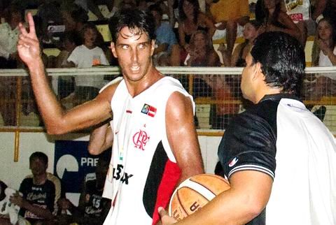 Flamengo habló todo el partido con los árbitros, haciendo notar su roce internacional.