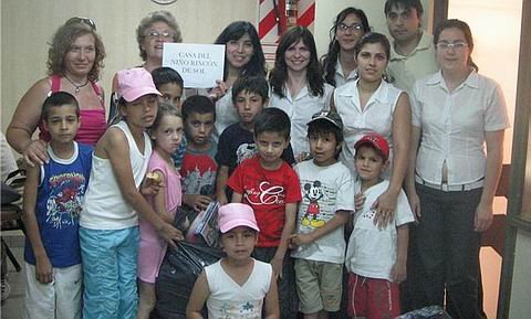 Directivos de la mutual, de la Casa del Niño y algunos de los pequeños que participan de la propuesta.