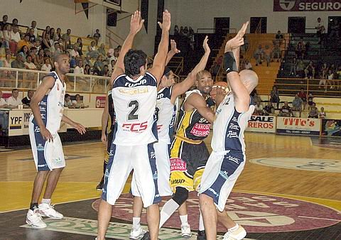 Osborne sigue rindiendo. Anoche volvió a ser el goleador aurinegro (Foro: Fernando Melchiori).