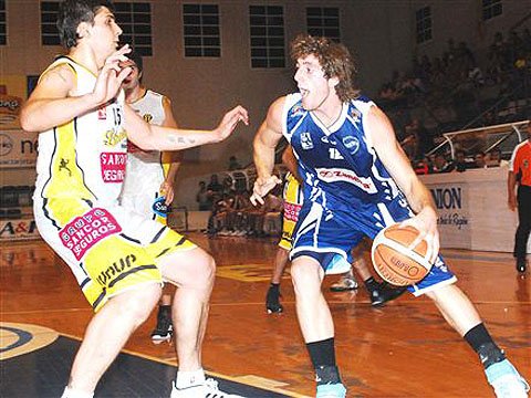 Esteban Batista debutó en Libertad con 12 puntos. (Foto: Diario La Opinión)