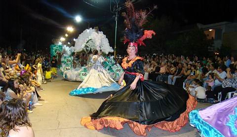 El corsódromo volvió a lucir gradas casi llenas y mucha gente en su extensión.