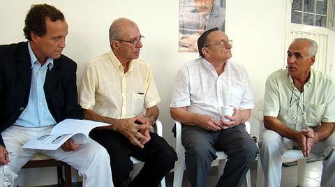 El senador junto a representantes de entidades locales.