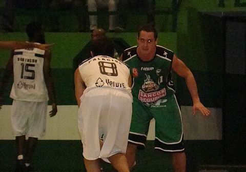 Gustavo Martín manejó con criterio los hilos del ataque albiverde.