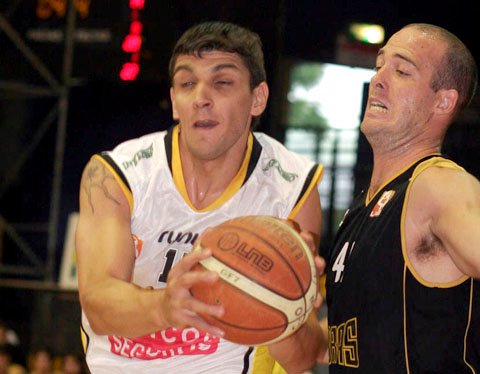 Batista supera a Field. El uruguayo fue el goleador de Libertad con 18 puntos. (Foto: Gentileza LNB.com.ar)
