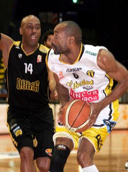 Osborne sigue siendo importante en el goleo, anoche terminó con 15 puntos. (Foto: Gentileza LNB.com.ar)