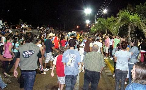 La imagen muestra cómo se fue retirando el público, bajo la lluvia.