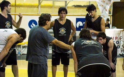 Lamas, dirigiendo el entrenamiento de mitad de semana (Foto: María José Beccaria).