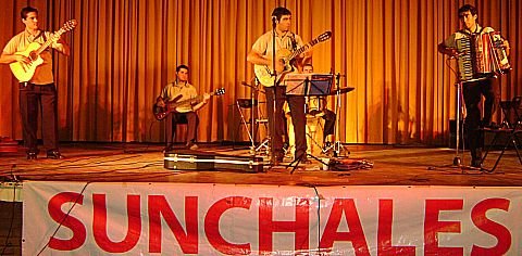 Los Sunchaleros, durante su actuación (Foto: Prensa municipalidad).