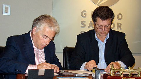El momento de sellar el convenio de cooperación (Foto: María José Beccaria).