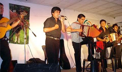 Gaston Suarez y su conjunto, en plena actuación (Foto: Edgardo Porporatto).