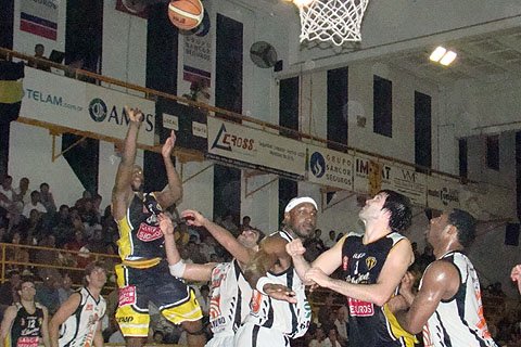 Pinnock fue el goleador de la noche, con altos porcentajes.