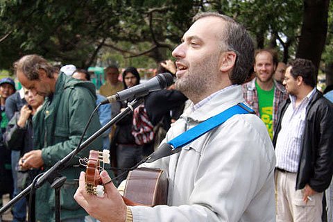 El sunchalense, entonando Veteranos, en el acto de Capital Federal (Foto: Gentileza Carlos Longoni).
