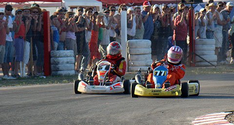 Rogelio Mitri, con la muñeca intacta, dando el zarpazo y transitoriamente siendo puntero de la Final 125cc Senior.