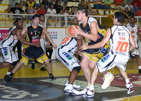 Batista penetra hacia el aro. Fue el goleador con 20 puntos. (Foto: Diego Rosso)