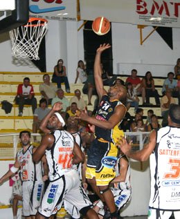 Pinnock se eleva sobre la defensa santiagueña. El americano aportó 14 puntos. (Foto: Diego Rosso)