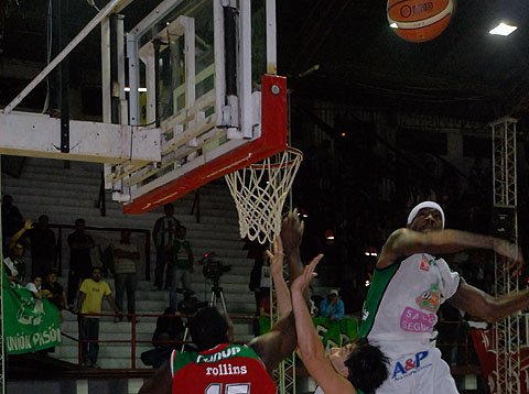 Vuela Mc Farlan, aportando en ofensiva y también en defensa, como en este bloqueo (Foto: Facundo Grecco).